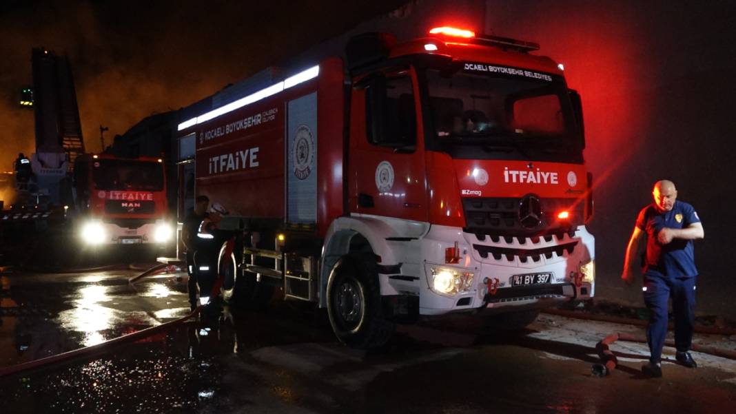 Bursa'daki yangın 10 fabrikaya sıçramıştı: 7 saatte 1 milyar lira küle döndü 6